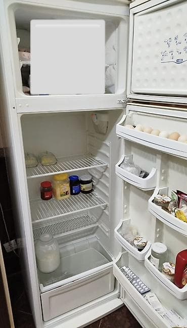 soyuducuları: İki qapılı məişət soyuducusu - Üst hissədə dondurucu bölmə, alt — 2