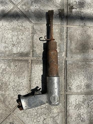 elektron lövhe: Köhnə tip pnevmatik perçinləmə aləti (riveter) - Sıxılmış hava ilə — 1