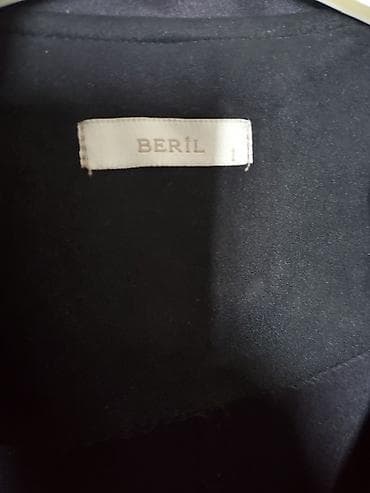 hamam papagi: Beril qadın üst geyimi – qara rəngli, kapüşonlu, önü düyməli — 6