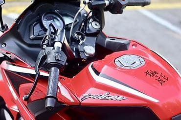 Bajaj Pulsar RS200 sport motosiklet Xüsusiyyətlər: - Model: Bajaj — 4