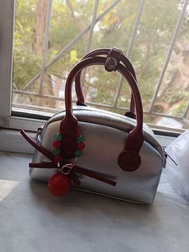 Lincoln: Gümüşü rəngdə, yumru formalı qadın əl çantası. Çantanın qırmızı — 2