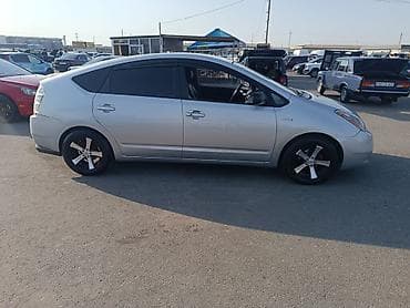 салон volkswagen: Toyota Prius – hibrid hetçbek - Korpus: 5 qapılı hetçbek, gümüşü rəng — 3