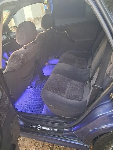 opelər: Opel sedan, 5 oturacaqlı salon. Mexaniki sürət qutusu (5 pillə). Qarşı — 8