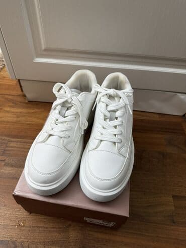 Ağ rəngli uniseks idman ayaqqabısı - Minimalist dizayn, gündəlik