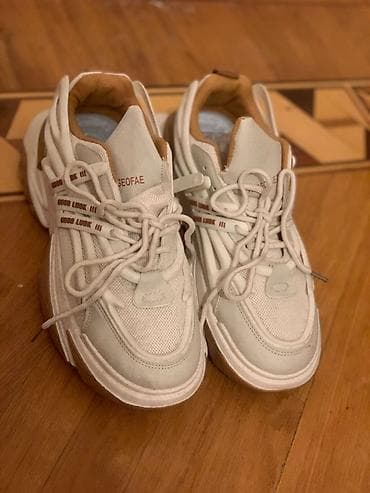 Kişi ayaqqabıları: Ağ/xama rəngli uniseks idman ayaqqabısı - Model: “GEOFAE” yazılı, yan — 4