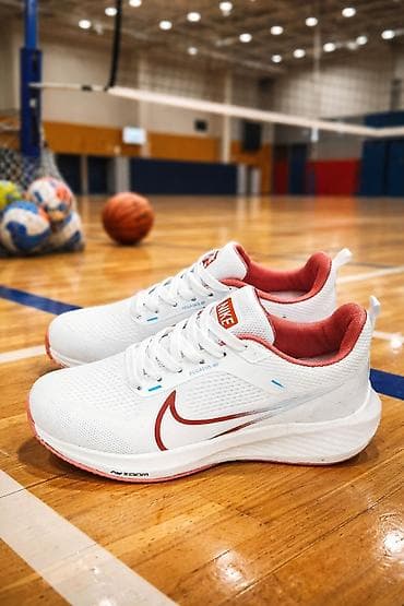 Toy paltarları və aksesuarları: Nike Pegasus 40 idman ayaqqabısı - Rəng: ağ üstlük, qırmızı Swoosh — 1