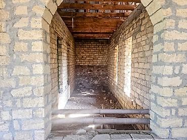 kənd: Satılır: yarımçıq tikili həyət evi - Layihə: daş divarlı, iri eyvanlı — 7