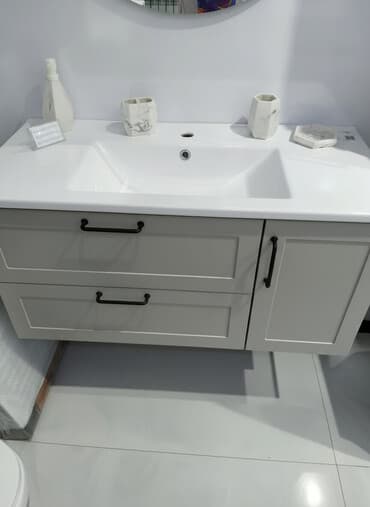 güzgüsü: Ağ rəngli keramika Çanaq və boz rəngli rəfli şkafdan ibarət hamam — 1