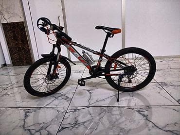 CD, DVD disklər və kassetlər: Qara və narıncı rənglərdə "Wolf" dağ velosipedi. Öndə və arxada disk — 2