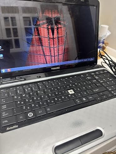 Toshiba Satellite noutbuk - Ekran: təxminən 15.6" LED, parlaq örtük -