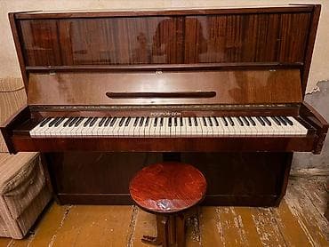 gitara akustik: Rostov-Don akustik pianino 1970 çi illərindi. Koklenmelidir. - — 1
