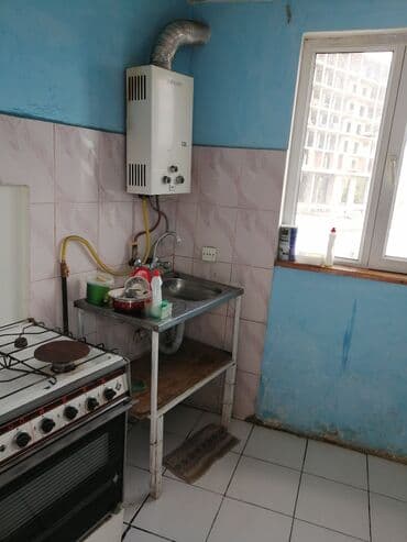 gunluk otel qiymetleri: Kirayə üçün otaq - İşıqlı, pəncərəli otaq: geniş pəncərə, pərdə və — 6