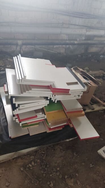 taxta pilləkanlar: Bu, müxtəlif ölçülü və rəngli taxta panellər dəsti, müxtəlif mebel və — 2