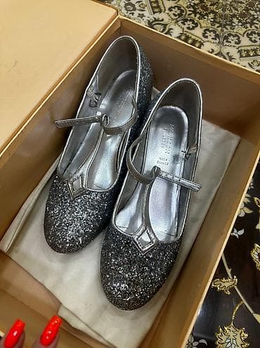 Zoluwka ayaqqabisi Moonsunan alinib 2 defe geyinilib