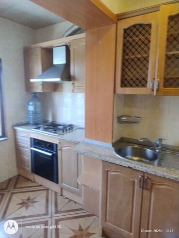 Balıq qulağı: Taxtadan hazırlanmış, yuxarı hissəsində qapıları şüşəli olan mətbəx — 4