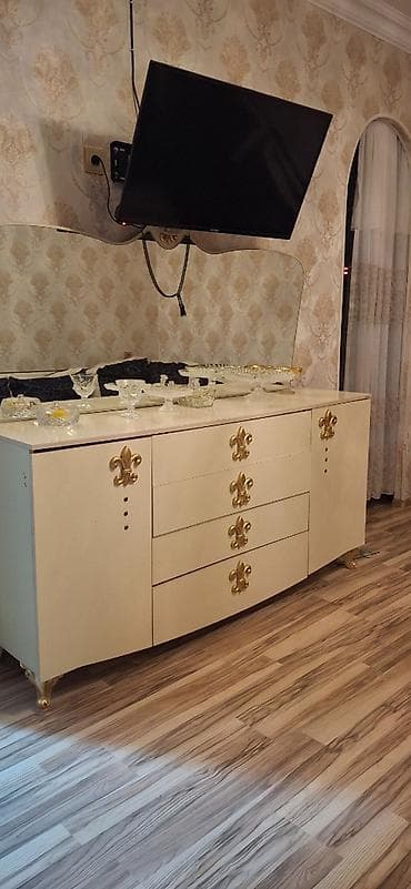 divan kohnə: Künc divan, İşlənmiş, Açılmayan, Bazasız, Parça, Çatdırılma yoxdur — 2