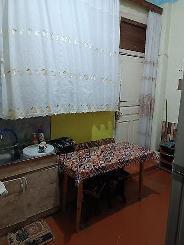 Kirayə mənzillər: 55 kv metr sahesi olan bina evinin 1ci mərtebəsi 2otaqlı ev.Heyetde — 4