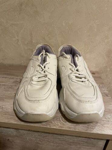 kişilər ucun qacış krossovkaları: • Brend: New Balance (ikili “N” loqolu) • Model tipi — 6