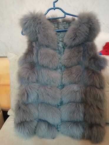 женские меховые жилеты: Boz rəngdə xəz jilet - Həcmli, yumşaq tüklü blok panellərdən ibarət — 4