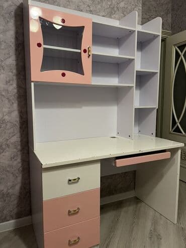 dəftərxana: Gənc üçün nəzərdə tutulmuş mebel dəsti geniş iş səthi və bir çox — 1