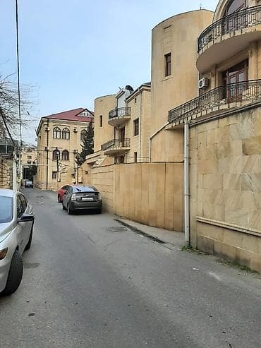 vila evler: T. Əliyev küçəsində. Mülkiyyətdə 650m² olan. 7 sotda 4mərtəbəli 8 — 1