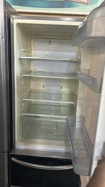 Hisense üç bölməli kombi tip soyuducu - Rəng: qara (parlaq ön panel) — 2