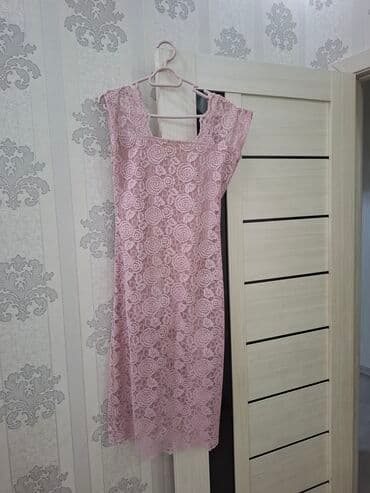 2 qadın paltarı dəsti 1) Pudra-çəhrayı rəngdə, üzəri tam güllü