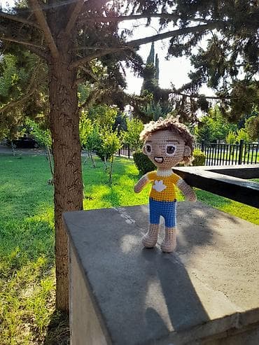 kromi oyuncaq: Oyuncaq amigurumi üslubunda hazırlanıb və insan fiqurunu təsvir edir — 2