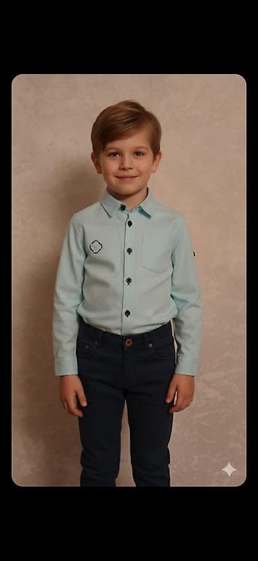 Bayram kostyumları: Uşaq köynəyi – açıq mavi rəngdə, uzunqollu, klassik yaxalı model. Ön — 2