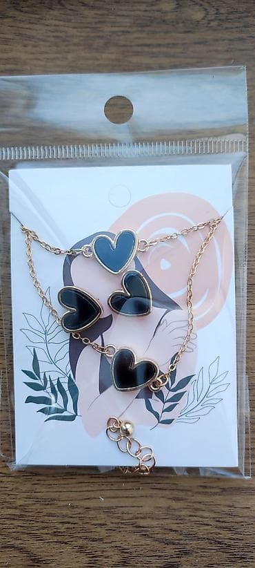 Qolbaq – qara ürək bəzəkli, qızılı rəng zəncir sırğa və bilərzik. - — 2