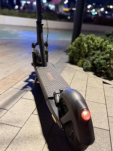 Sürət max: 40km/saat Məsafə dolu şarj ilə :~ 95km Yük götürmə max: 140 — 6