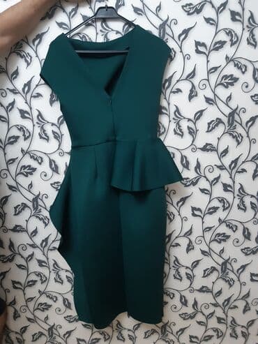 don ikisi bir yerdə: Qadın geyimləri – 2 paltar dəsti 1) Tünd yaşıl, asimmetrik kəsimli — 2