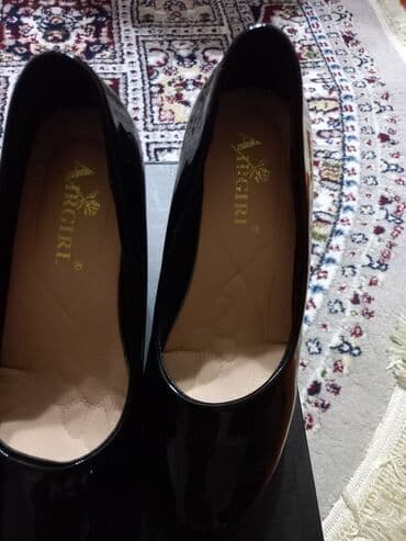 ayaggabı: Qadın platforma tufli – Aiygirl brendi - Rəng: qara, lak örtüklü — 2