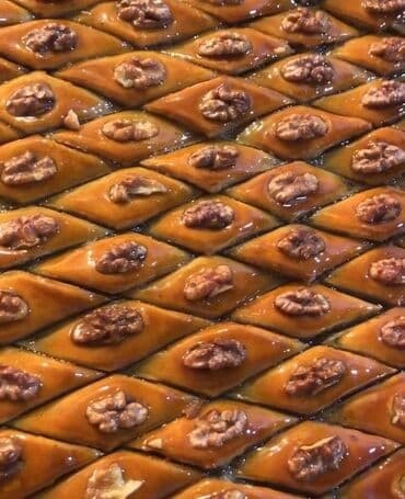 Şərq şirniyyatı – Bakı paxlavası - Klassik romb şəkilli kəsim - Üzəri