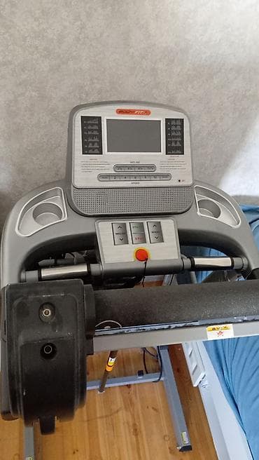 BodyFit qaçış trenajoru Xüsusiyyətlər: - Elektron panel: iri mavi LCD — 7
