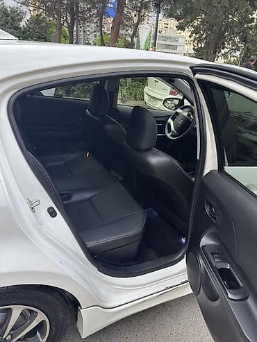 Продажа авто: Toyota Aqua hibrid hetçbek - Rəng: ağ - Kuzov: 5 qapılı hetçbek - — 4