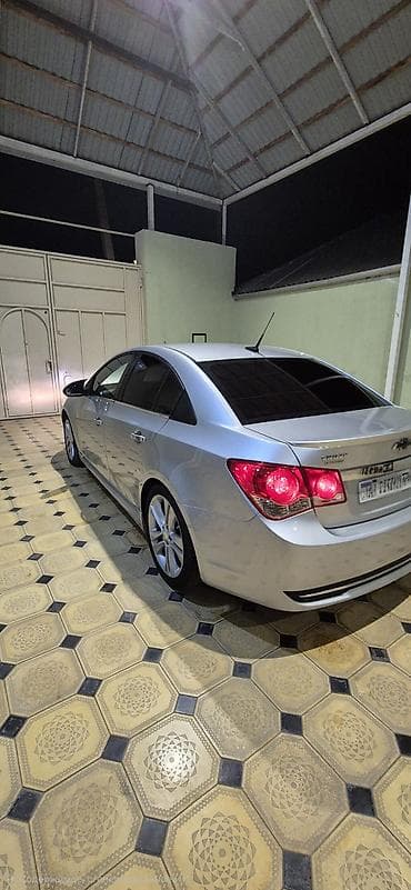 daxili kredit maşın: Chevrolet Cruze sedan – gümüşü rəng. Xüsusiyyətlər və detallar: - — 6