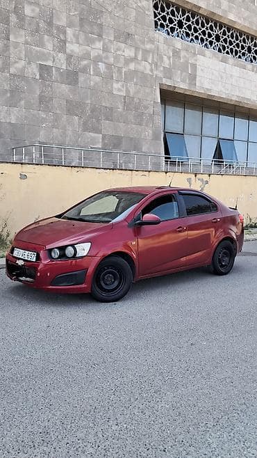 yan guzgu s: Chevrolet Aveo sedan – qırmızı rəng, 4 qapı. Texniki və komfort — 7