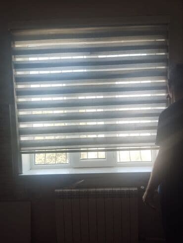 Pəncərə üçün nəzərdə tutulmuş, zolaqlı dizaynlı, boz və krem