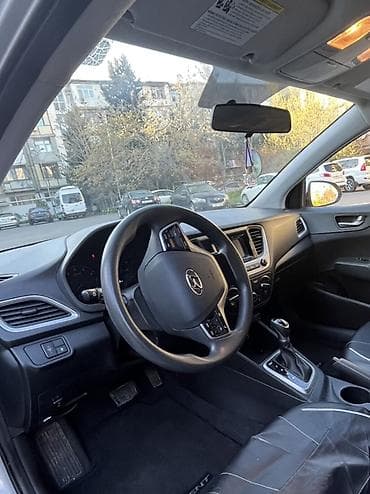 Hyundai: Hyundai Accent sedan – gümüş rəng Əsas xüsusiyyətlər: - Kuzov: 4 — 5