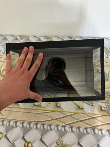 akvarium gəncə: 10 litrlik akvarium. Çərçivə qıraqları profil deyil vinildir. Arxası — 7