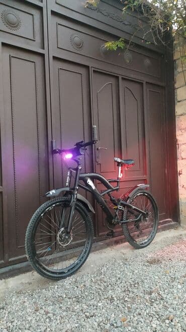 təzə velosipedlər: Dağ tipli velosiped – qara mat rəng, işıqlarla təchiz olunmuş — 5