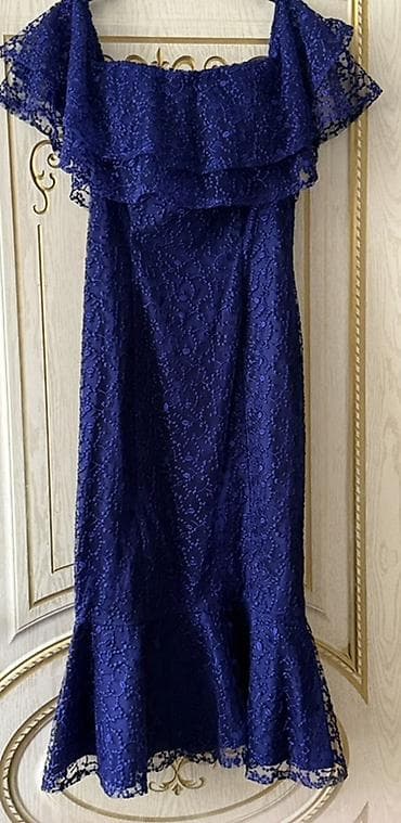 deri etek: Tünd göy rəngli, zərif krujeva parça ilə hazırlanmış ziyafət donu. - — 1