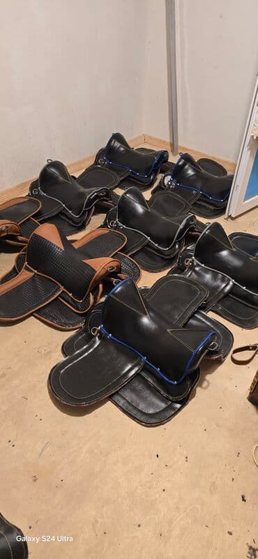 At yəhərləri. At sürmək üçün nəzərdə tutulmuş bu yəhərlər, atçıya