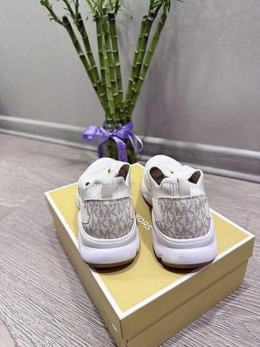 ag krasovka: Michael Kors qadın slip-on idman ayaqqabısı. Ağ rəngli, nəfəsalan tor — 2