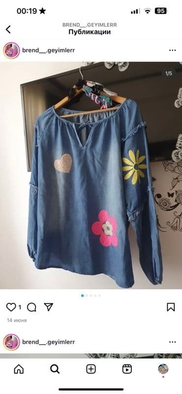 qisa saçlarda balyaj: Açıq mavi rəngdə, uzunqol, yaxası V-kəsikli, ürək və çiçək — 1