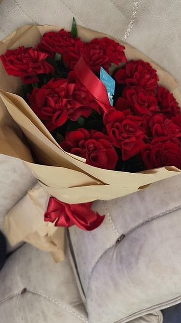 Qırmızı güllər buketi - Klassik qırmızı qızılgüllərdən ibarət zərif