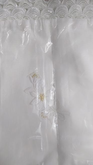 yeni il xoncalari: Ağ rəngdə dekorativ süfrə/örtük - Material: Parlaq toxumalı parça — 2
