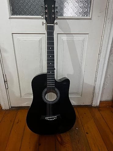 - Akustik gitar – kəsik korpuslu (cutaway) dreadnought forması - Rəng