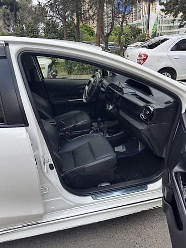 Продажа авто: Toyota Aqua hibrid hetçbek - Rəng: ağ - Kuzov: 5 qapılı hetçbek - — 5